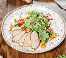 Салат Цезарь с курицей