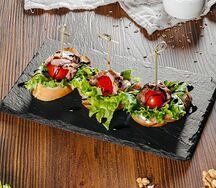 Брускетты с ростбифом