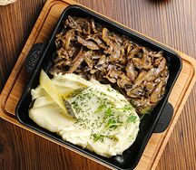 Бефстроганов с телятиной