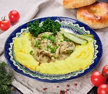 Говядина с грибами и картофельным пюре