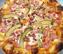 Пицца с грибами, сосисками и солёным огурцом