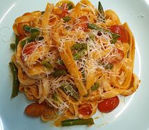 Паста феттуччине с кальмаром в остро-томатном соусе