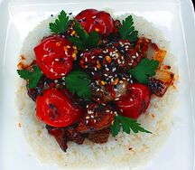 Цыпленок в кисло-сладком соусе на рисовой подушке