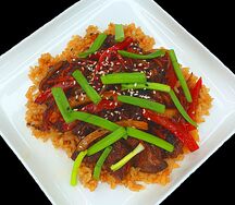 Жареная куриная печень с овощами на рисовой подушке