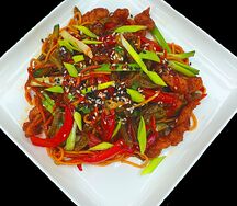 Яичная лапша ло-мейн с овощами и курицей