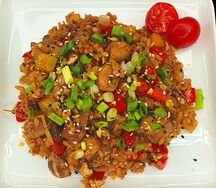 Жареный рис тори тяхан с курицей и овощами