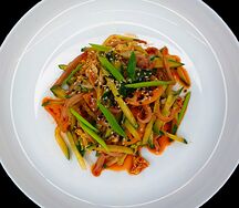 Салат из свежих огурцов и кальмаров по-китайски