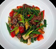 Салат с соевым соусом, говядиной и свежими огурцами