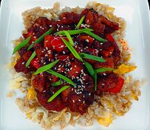 Рыба в кисло-сладком соусе на подушке из риса