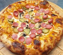 Мини-пицца с грибами, сосиской и солёным огурцом