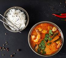 Том ям с креветкой и кальмаром