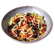 Пряный салат с кальмаром и грибами Муэр