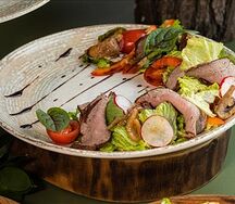 Салат с ростбифом и овощами