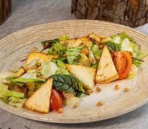 Салат с жареной грушей и адыгейским сыром