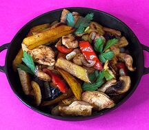 Горячая сковорода с мясом курицы
