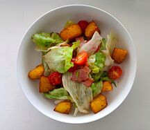 Салат с жареным беконом и картофелем с медово-горчичной заправкой