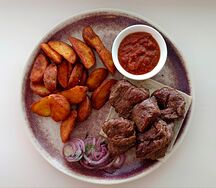 Шашлык из говяжьей вырезки с картофелем и соусом