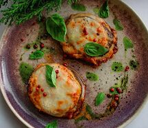 Баклажаны, запечённые с беконом, сыром и томатным соусом
