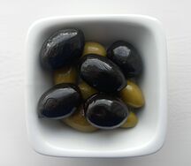 Маслины и оливки