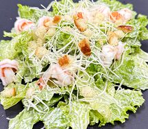 Салат Цезарь с тигровой креветкой