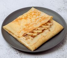 Блин с бананом, сгущёнкой и грецким орехом