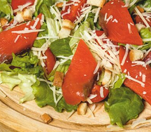 Салат Цезарь с красной рыбой