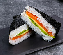 Онигири с лососем