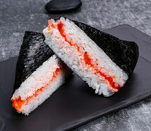 Онигири с крабом