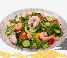 Теплый салат с морепродуктами
