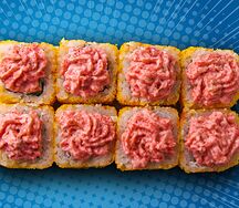 Ролл с шапочкой из копченого лосося