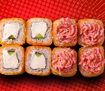 Жареный ролл с лососем и кальмаром
