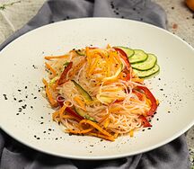 Салат из фунчозы с овощами