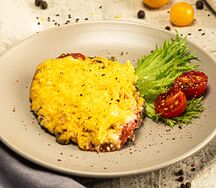 Свинина с помидорами, грибами и сыром