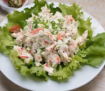 Салат крабовый классический с кукурузой и рисом