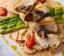 Куриное филе под сливочным соусом и спаржей 