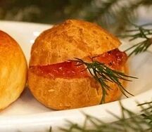Профитроли с красной икрой