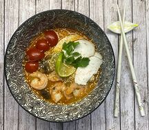 Суп Том ям с тигровой креветкой и курицей