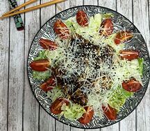 Салат Цезарь с курицей в азиатском стиле