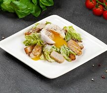 Цезарь с яйцом пашот
