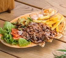 Гирос с курицей на тарелке