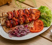 Сувлаки с курой в беконе 