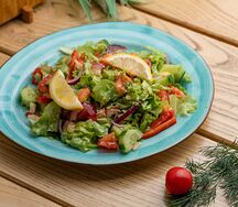 Салат овощной с лимоном