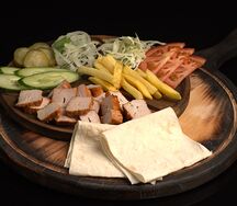 Шаурма куриная на тарелке