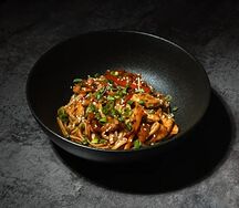 Вок с курочкой и ореховым соусом