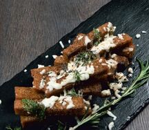 Гренки с чесноком и моцареллой