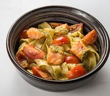 Паста с лососем и соусом песто