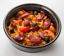 Паста с томатным соусом и колбасками