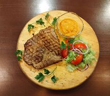 Стейк из свинины с острым соусом