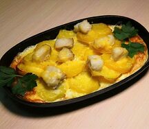 Треска с картофелем, сыром и яйцом