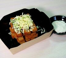 Гренки с сыром и чесночным соусом